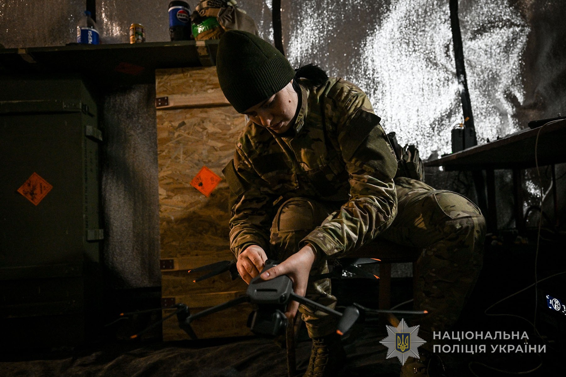 Спецпризначенка стрілецького батальйону запорізької поліції готує «мавік» перед бойовим вильотом на одній з ділянок фронту. Листопад 2025 року.