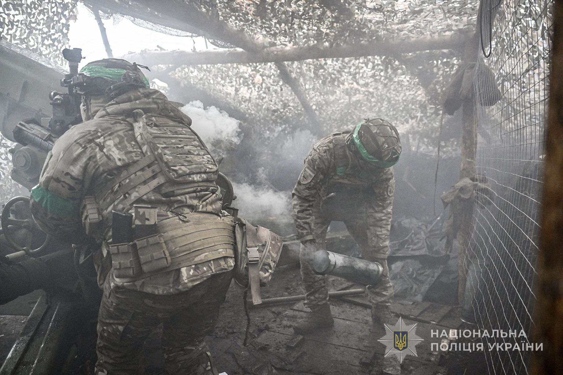 Гаубиця Д-30 стрілецького батальйону запорізької поліції працює по ворожих цілях  на одній з ділянок фронту. Листопад 2025 року.