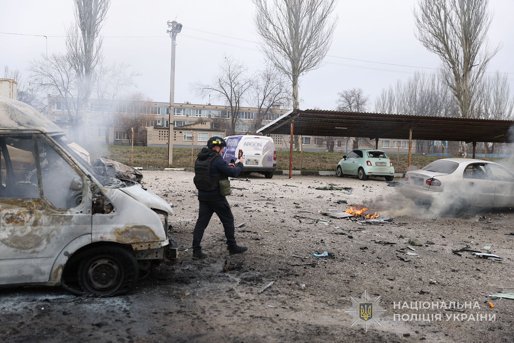 Перші хвилини після повторного удару російського дрону «Ланцет» по автостоянці обласного центру. Грудень 2025 року.