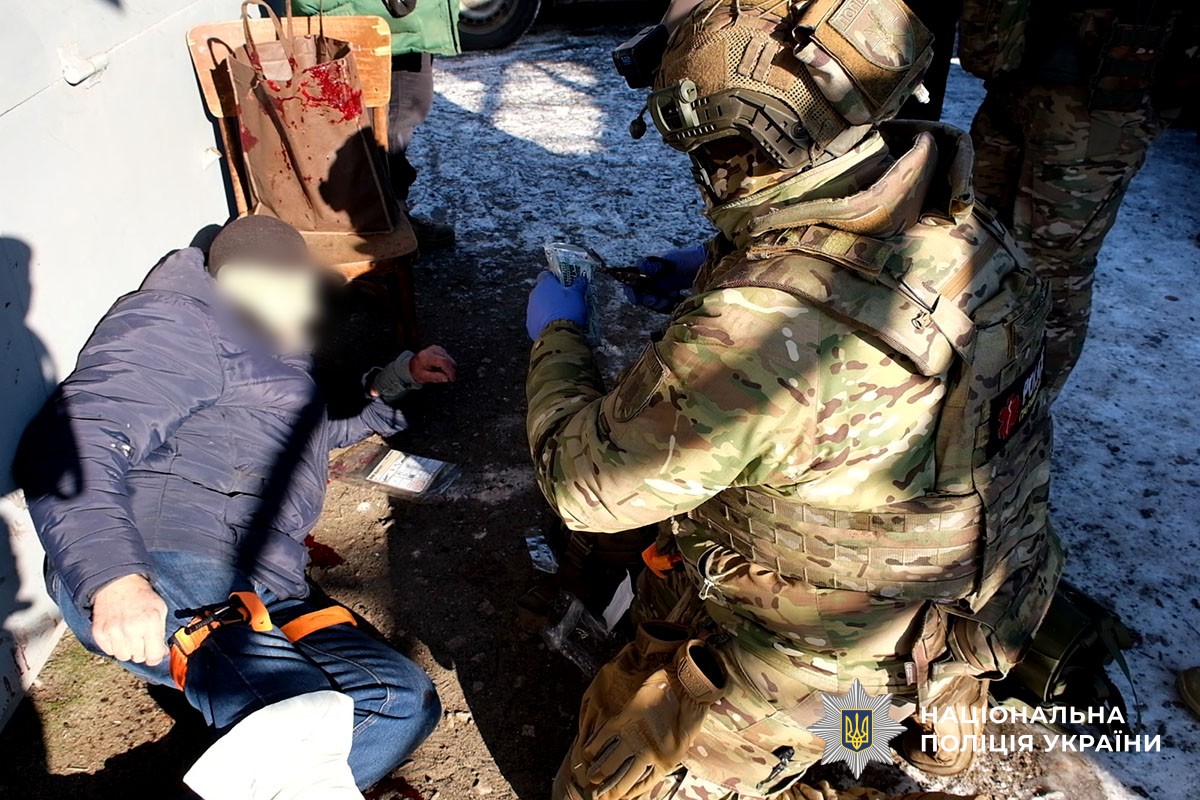 Допомога пораненим після обстрілу