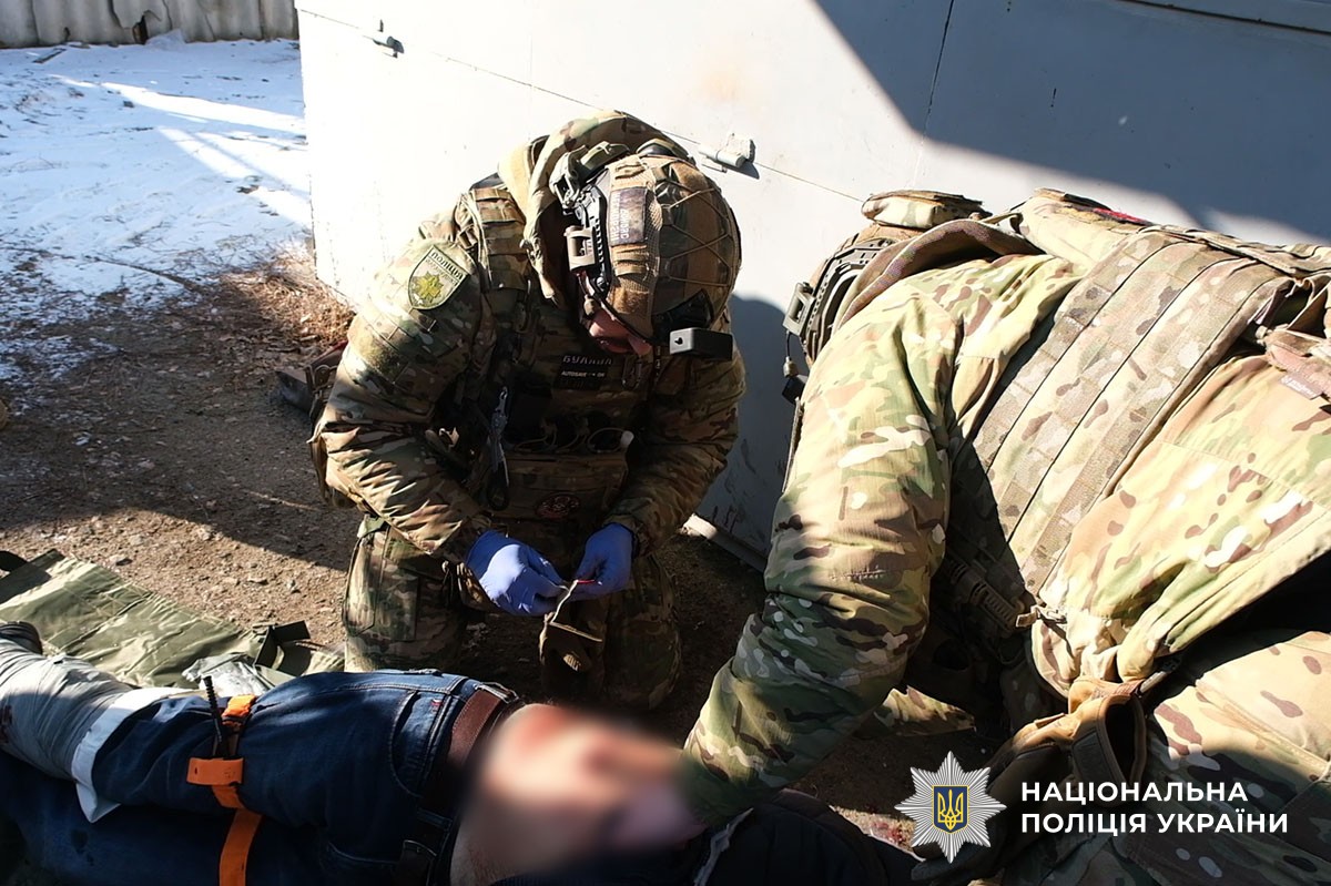 Допомога пораненим після обстрілу