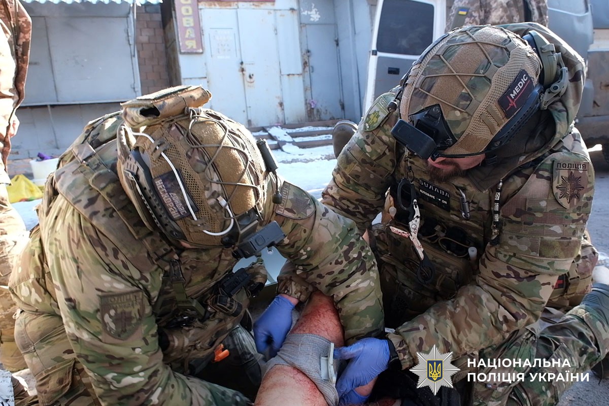 Допомога пораненим після обстрілу