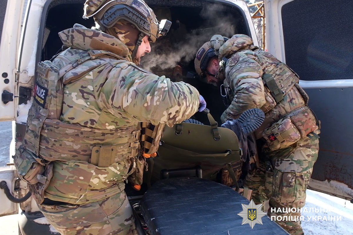 Допомога пораненим після обстрілу