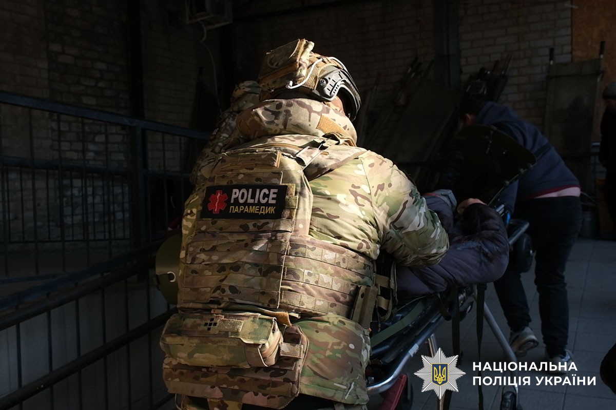 Допомога пораненим після обстрілу