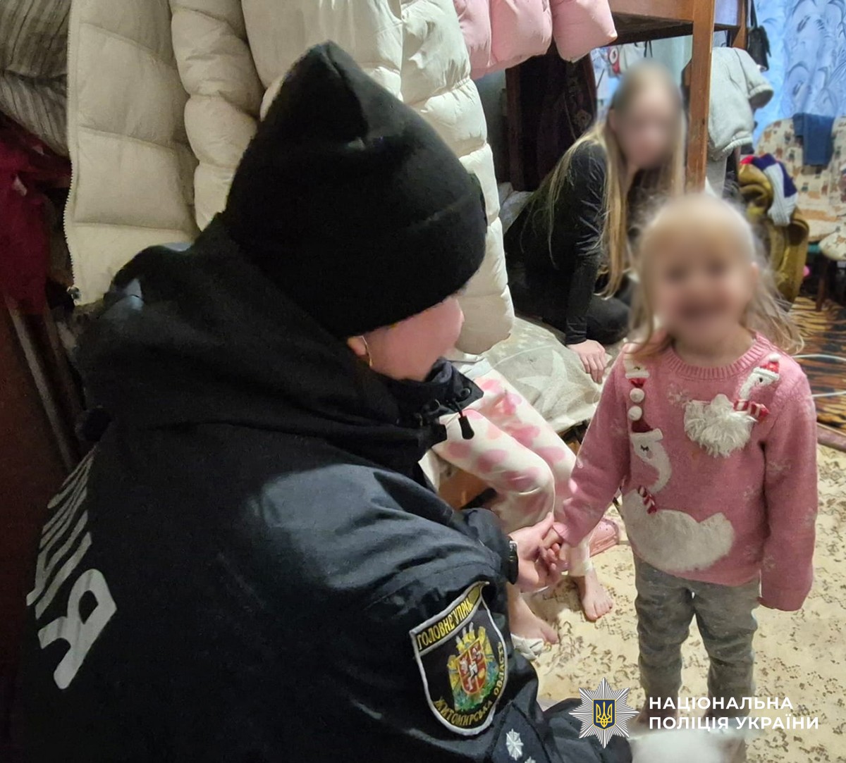 поліцейська спілкується із дітьми