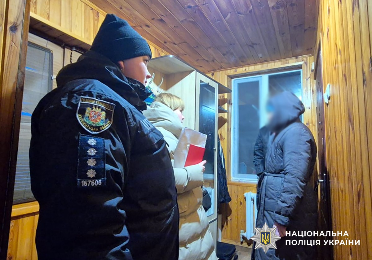 поліцейська і спрацівнця соцслужби здійснюють рейд у сім'ях, що перебувають у складних життєвих обставинах