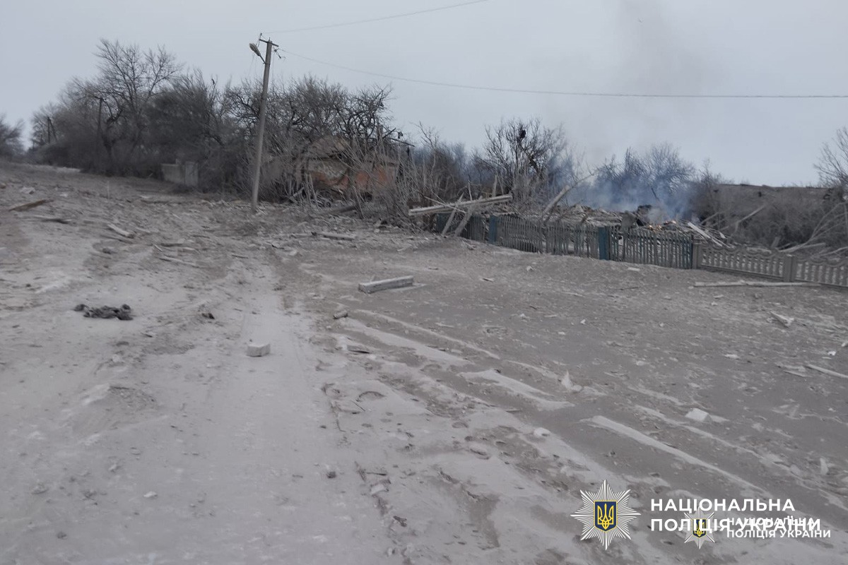 Зруйнована будівля після вибуху, територія вкрита уламками та димом.