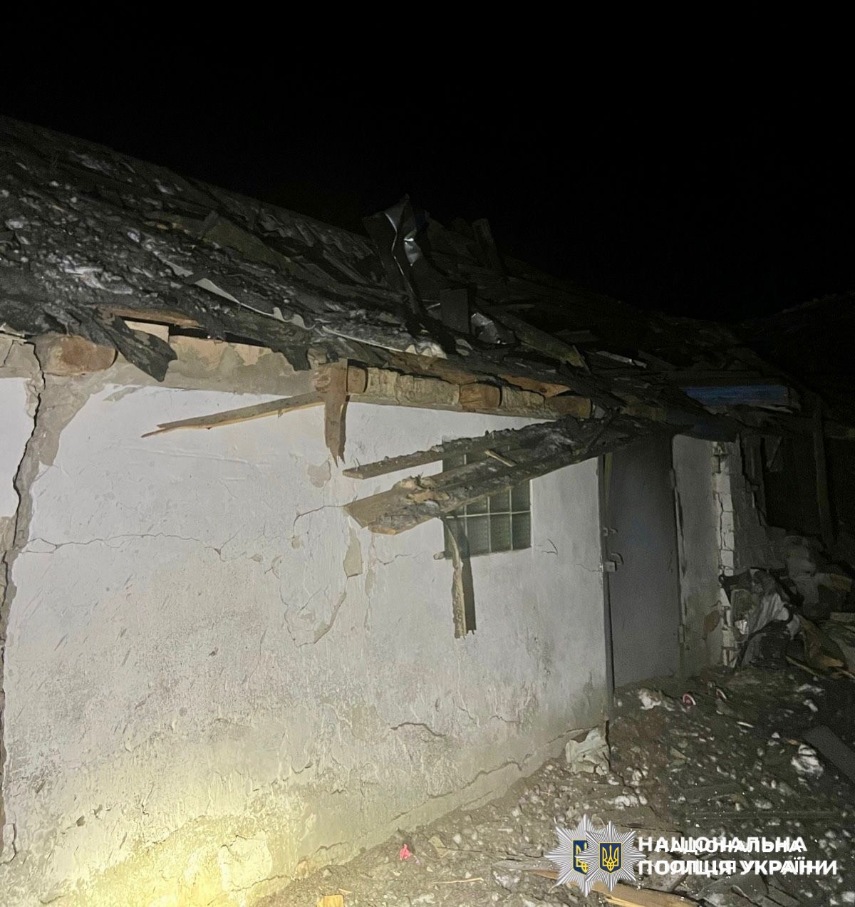 На фото зображений будинок, який пошкоджений внаслідок обстрілу