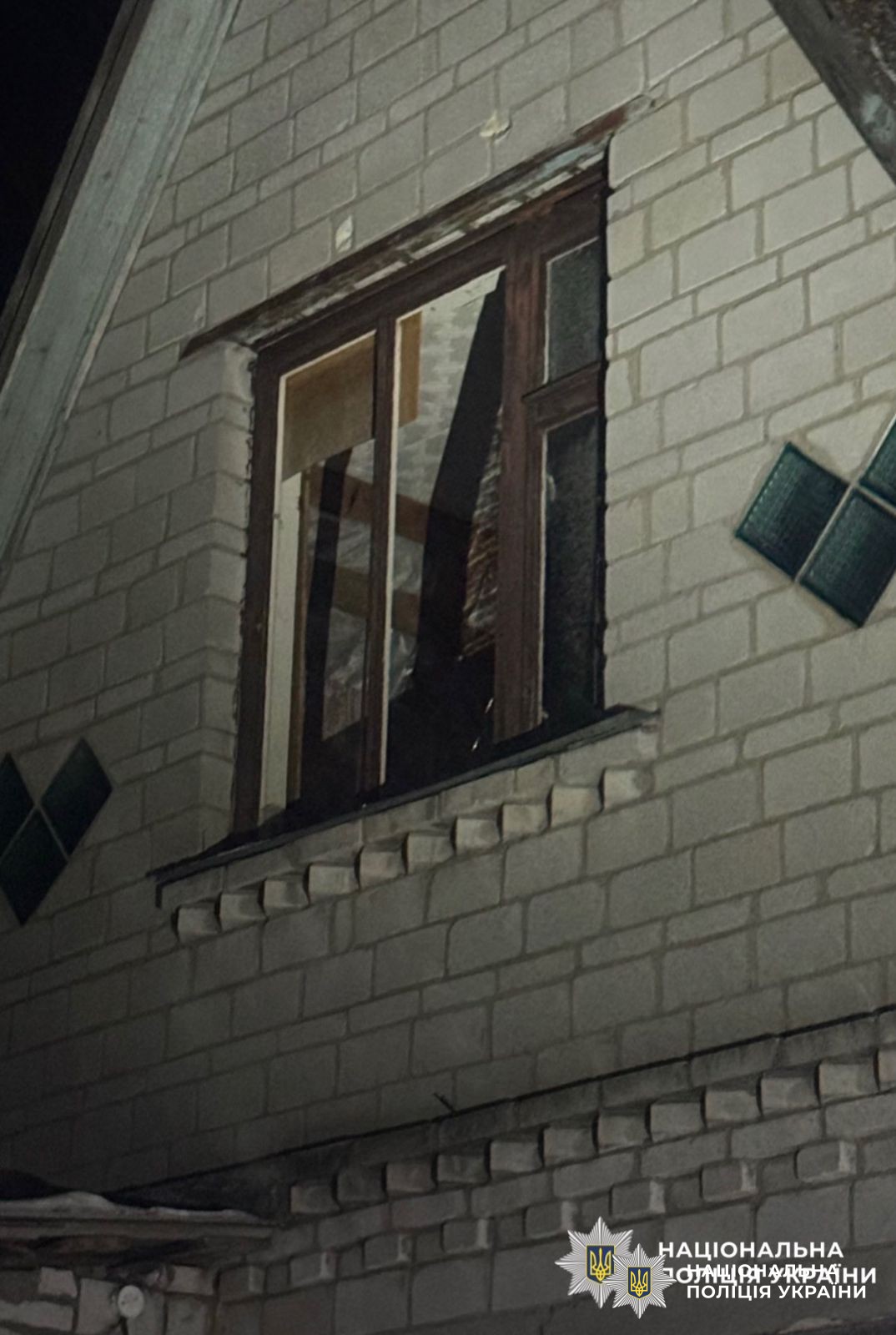 На фото зображене вікно, яке постраждало внаслідок атаки рф