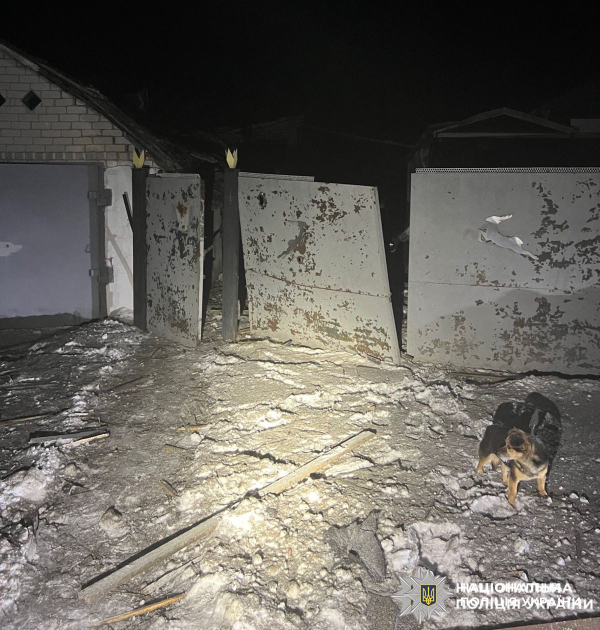 На фото зображений паркан,який постраждав внаслідок обстрілу