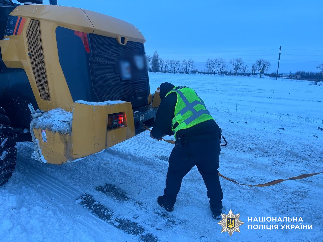 Поліцейський допомогає у транспортуванні