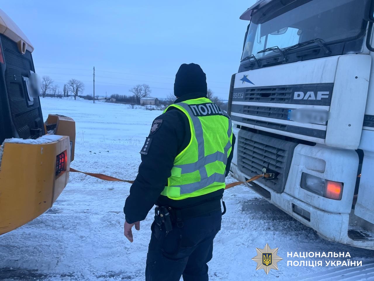 Поліцейський допомогає у транспортуванні