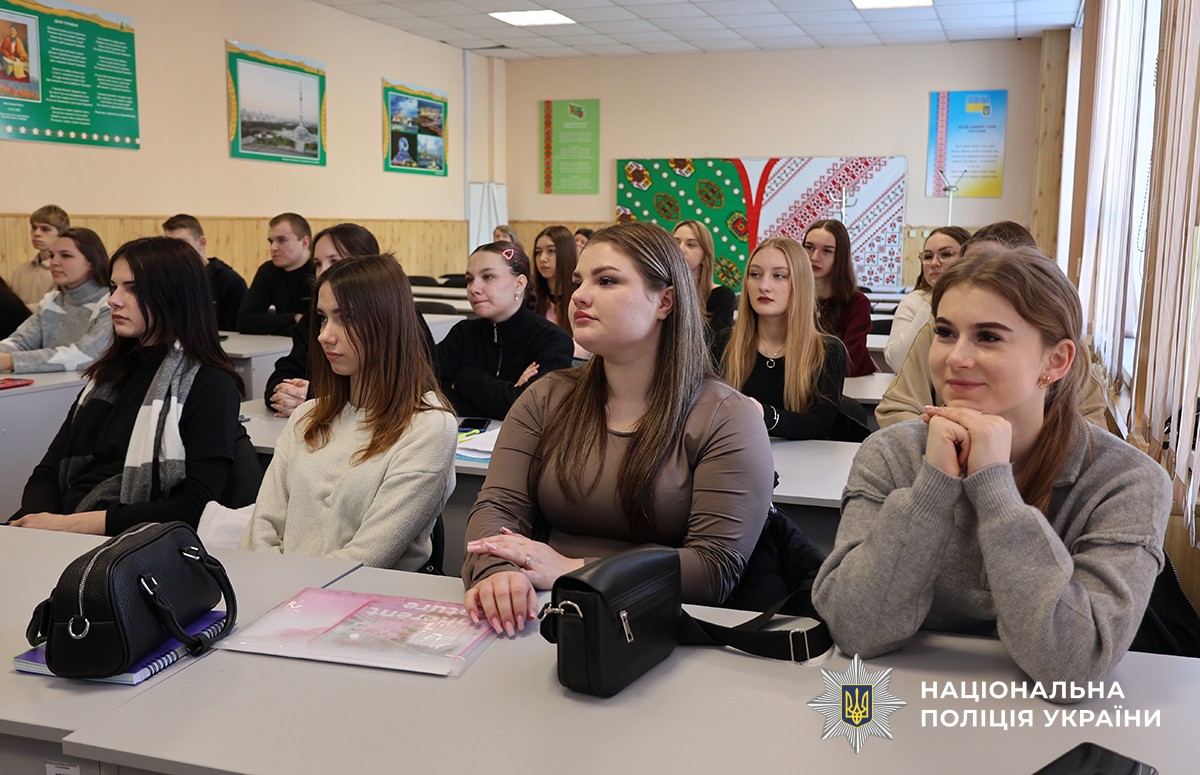 Студенти сидять за партами в аудиторії.