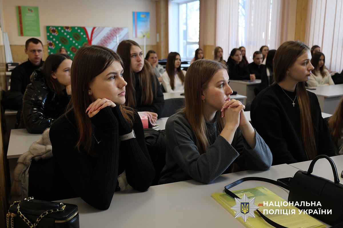 Студенти сидять за партами в аудиторії.