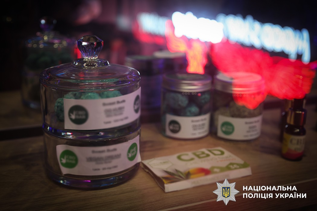 Національна поліція блокувала мережу незаконного продажу екстракту канабісу та кратому в 11 регіонах країни (ВІДЕО)