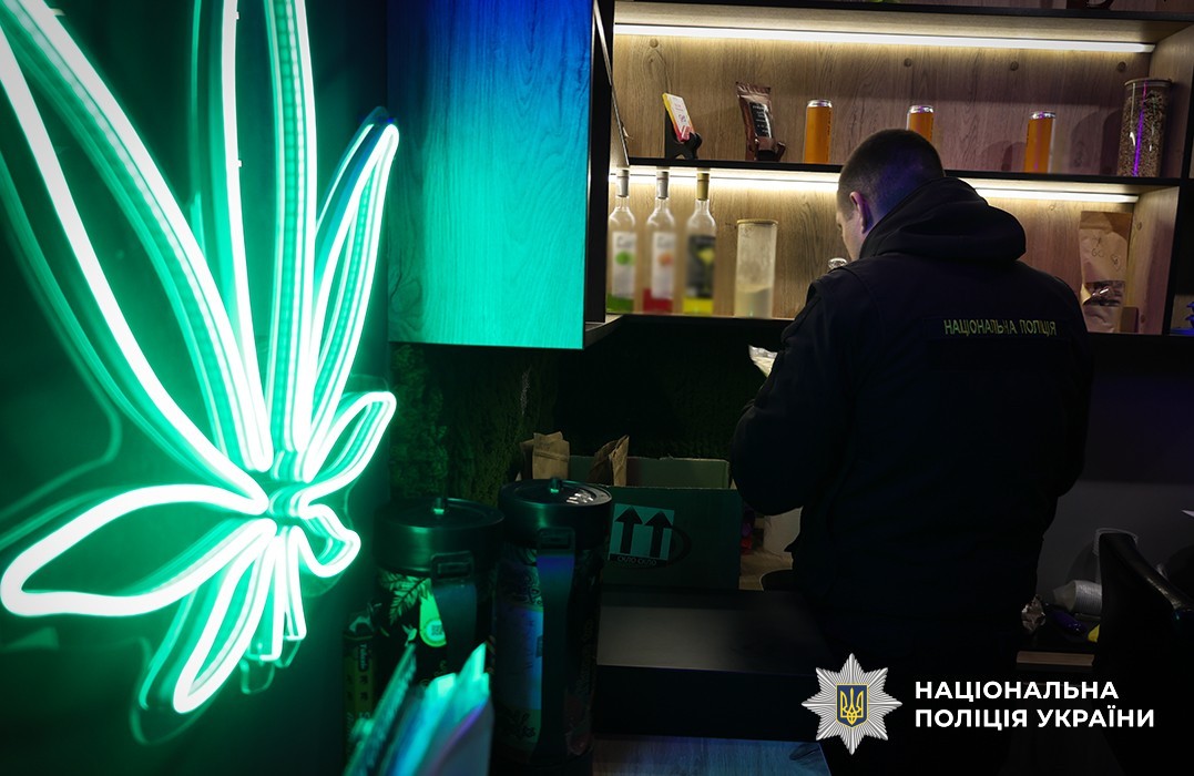 Національна поліція блокувала мережу незаконного продажу екстракту канабісу та кратому в 11 регіонах країни