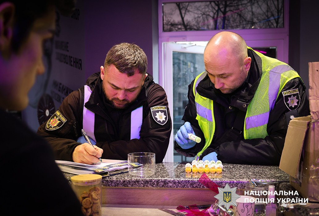 Національна поліція блокувала мережу незаконного продажу екстракту канабісу та кратому в 11 регіонах країни
