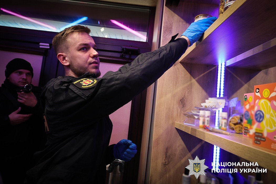 Національна поліція блокувала мережу незаконного продажу екстракту канабісу та кратому в 11 регіонах країни