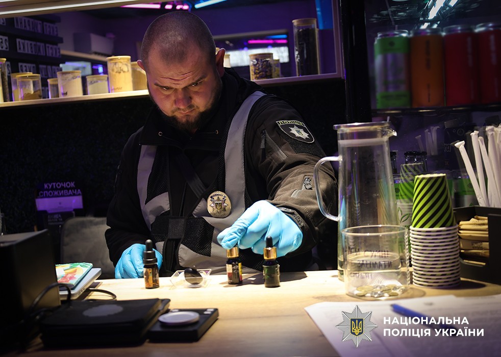 Національна поліція блокувала мережу незаконного продажу екстракту канабісу та кратому в 11 регіонах країни