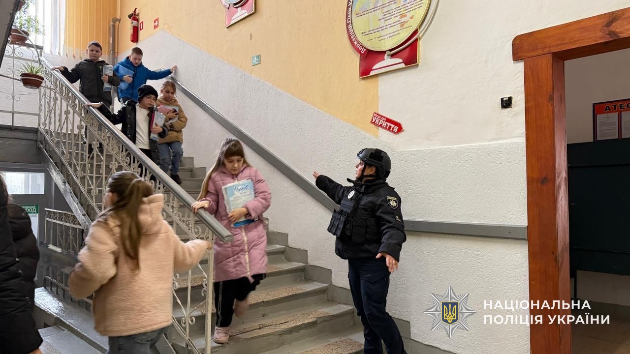 На нвчаннях з евакуації, пройшли у навчальних закладах області, діти відпрацьовують алгоритми