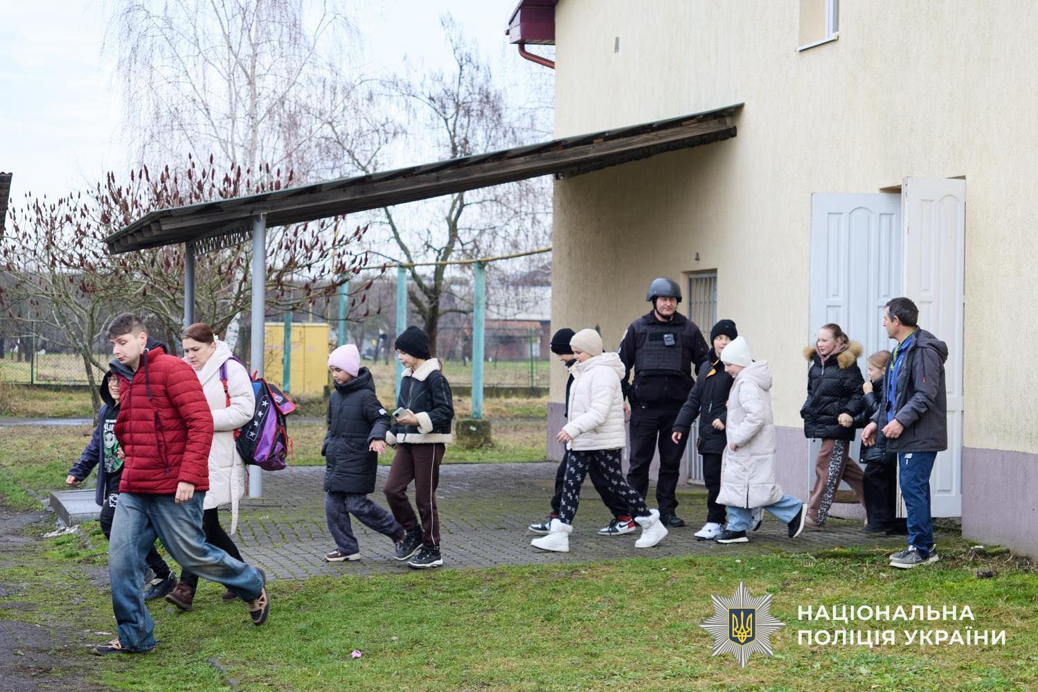 На нвчаннях з евакуації, пройшли у навчальних закладах області, діти відпрацьовують алгоритми