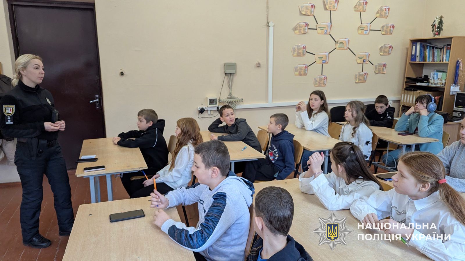 У День безпечного Інтернету поліцейські Закарпаття поспілкувалися з учнями про онлайн-безпеку