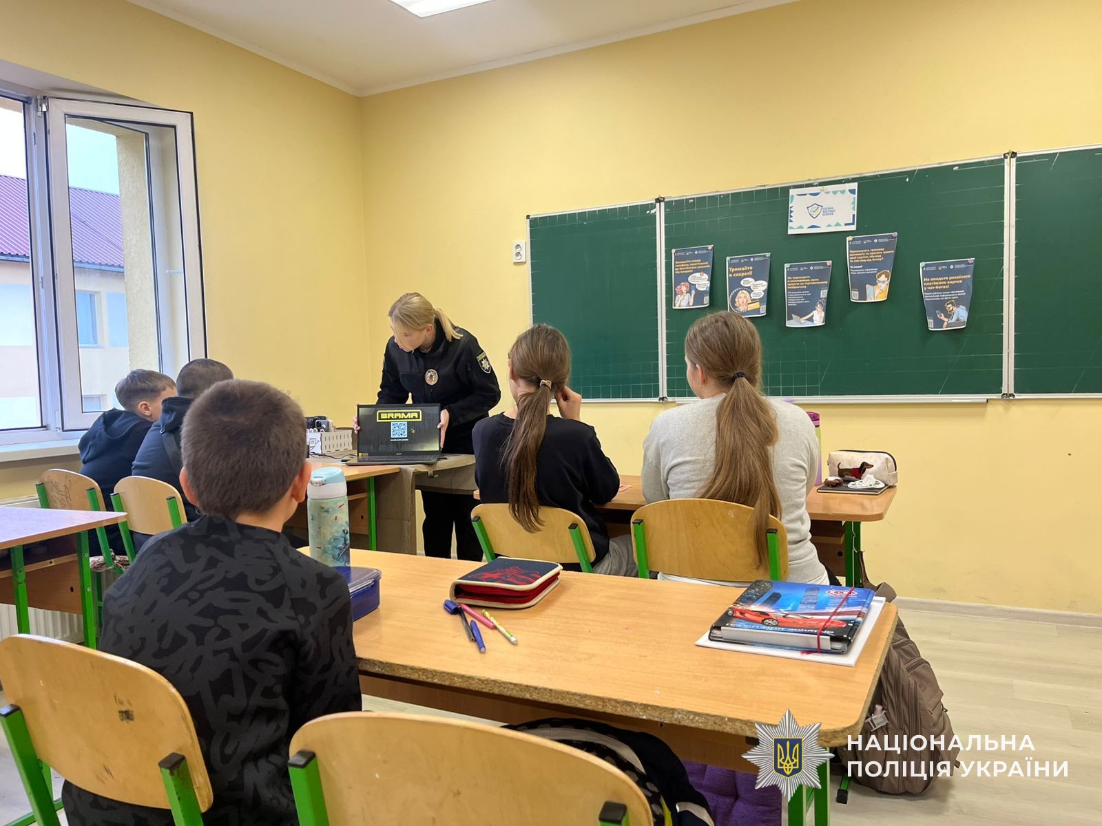 У День безпечного Інтернету поліцейські Закарпаття поспілкувалися з учнями про онлайн-безпеку