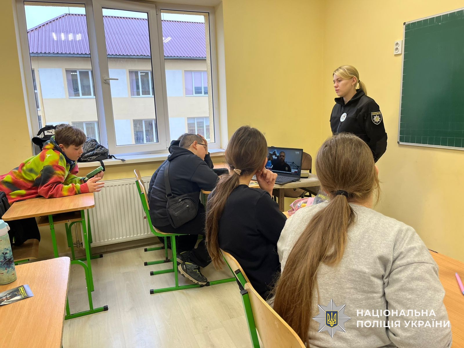 У День безпечного Інтернету поліцейські Закарпаття поспілкувалися з учнями про онлайн-безпеку
