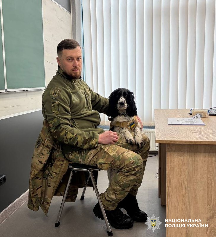 Кінолог та службова собака