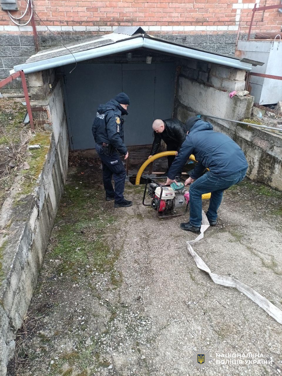 Поліцейські допомогають населенню