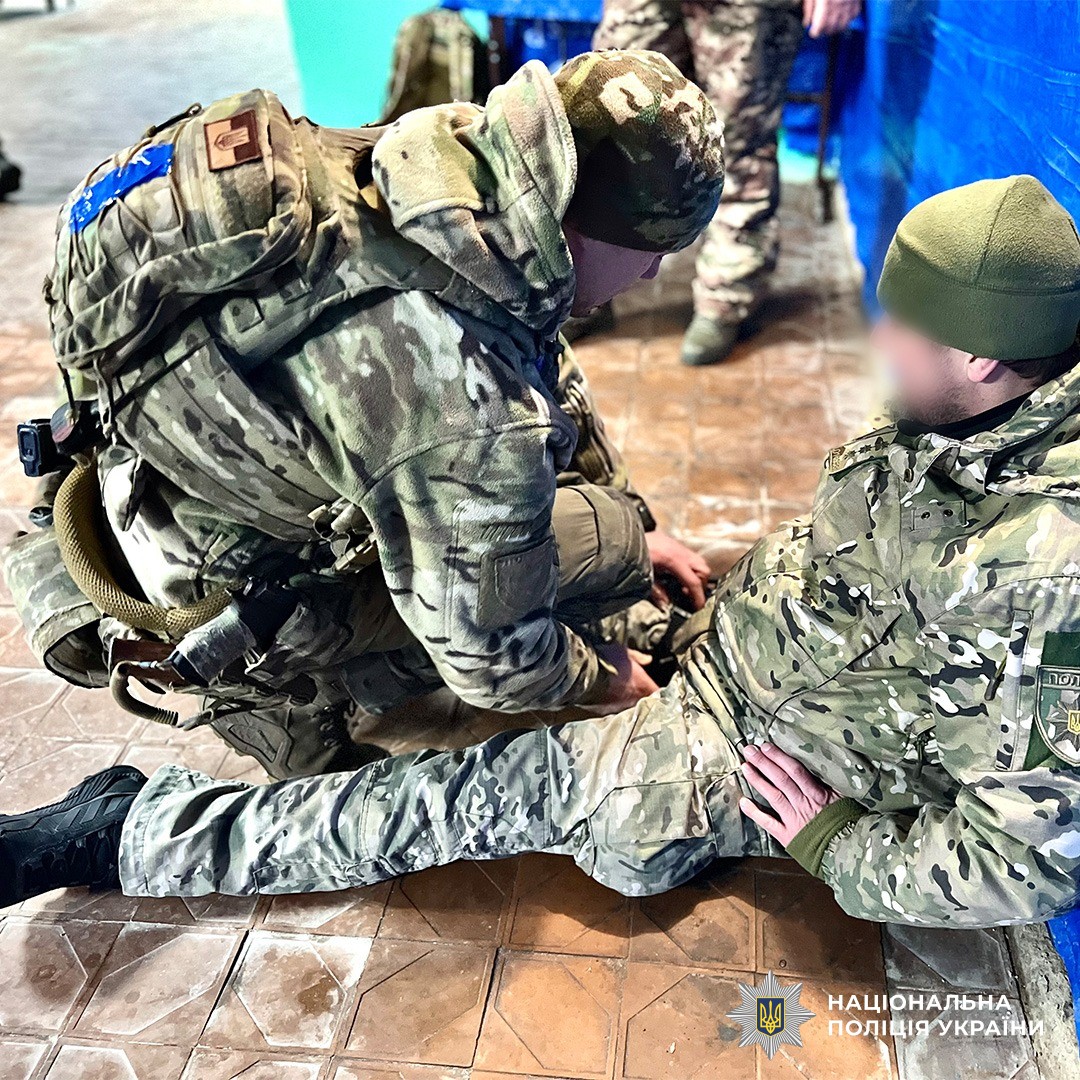 Поліцейські зведеного загону Луганщини вдосконалюють навички з домедичної підготовки