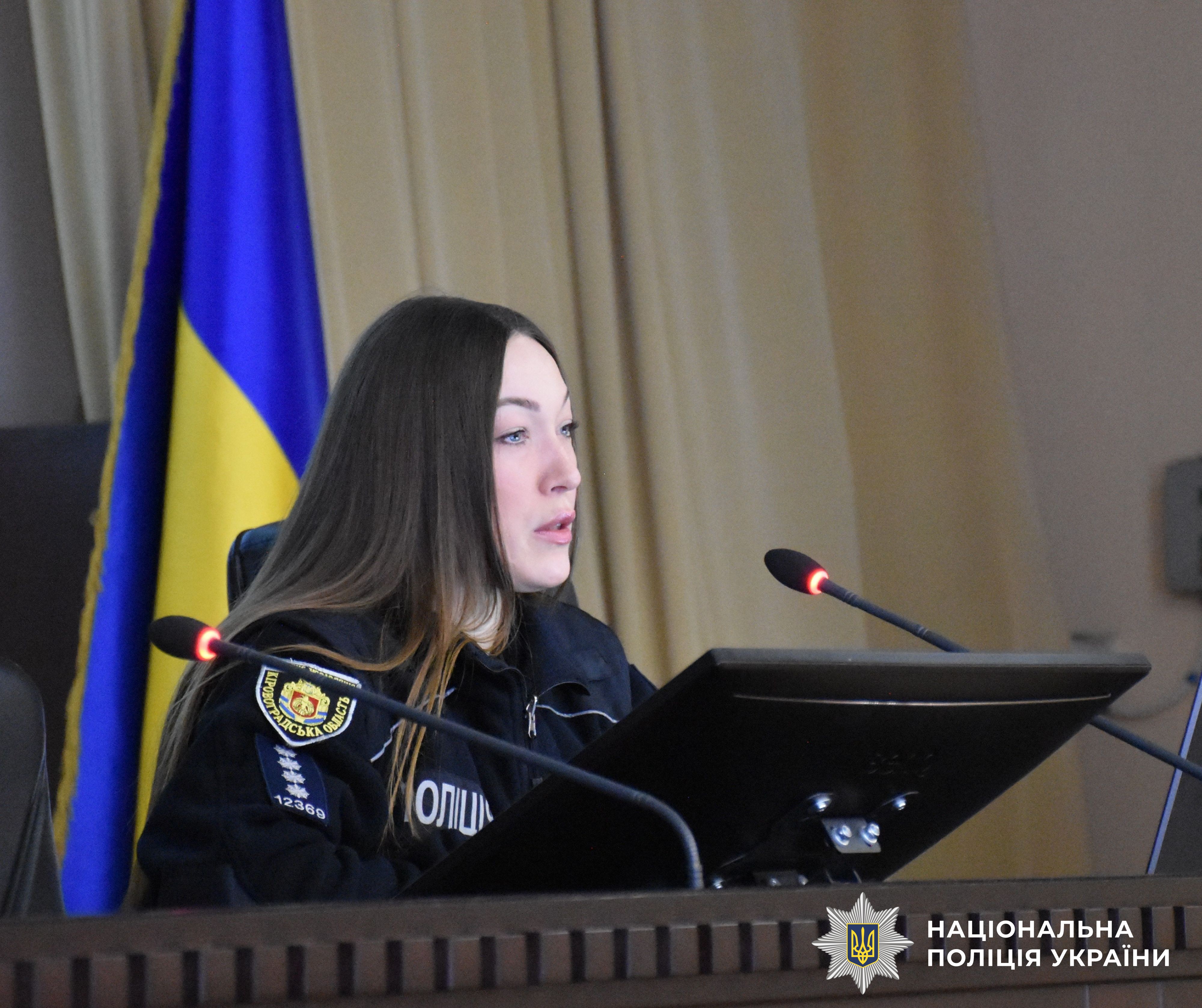 Поліцейська проводить заняття