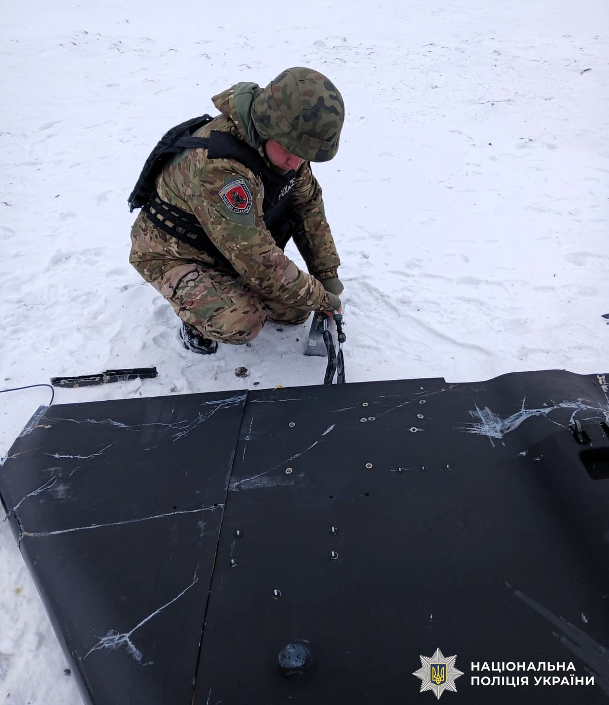 17 лютого в поліцію надійшли повідомлення про виявлення у різних районах області фрагментів безпілотників «Герань-2» та ракет «Х-101», збитих силами ППО.

Спеціалісти вибухотехнічної служби спільно з фахівцями ДСНС та інших профільних служб ретельно обстежили території та об’єкти, після чого вилучили уламки задля документування воєнних злочинів та подальшого знищення вибухонебезпечних предметів.

Поліція нагадує громадянам: у випадку виявлення залишків ракет чи дронів, негайно повідомте на спецлінії 102, 101 або органи місцевої влади. Пам’ятайте: самостійні спроби огляду чи переміщення можуть бути смертельно небезпечними!