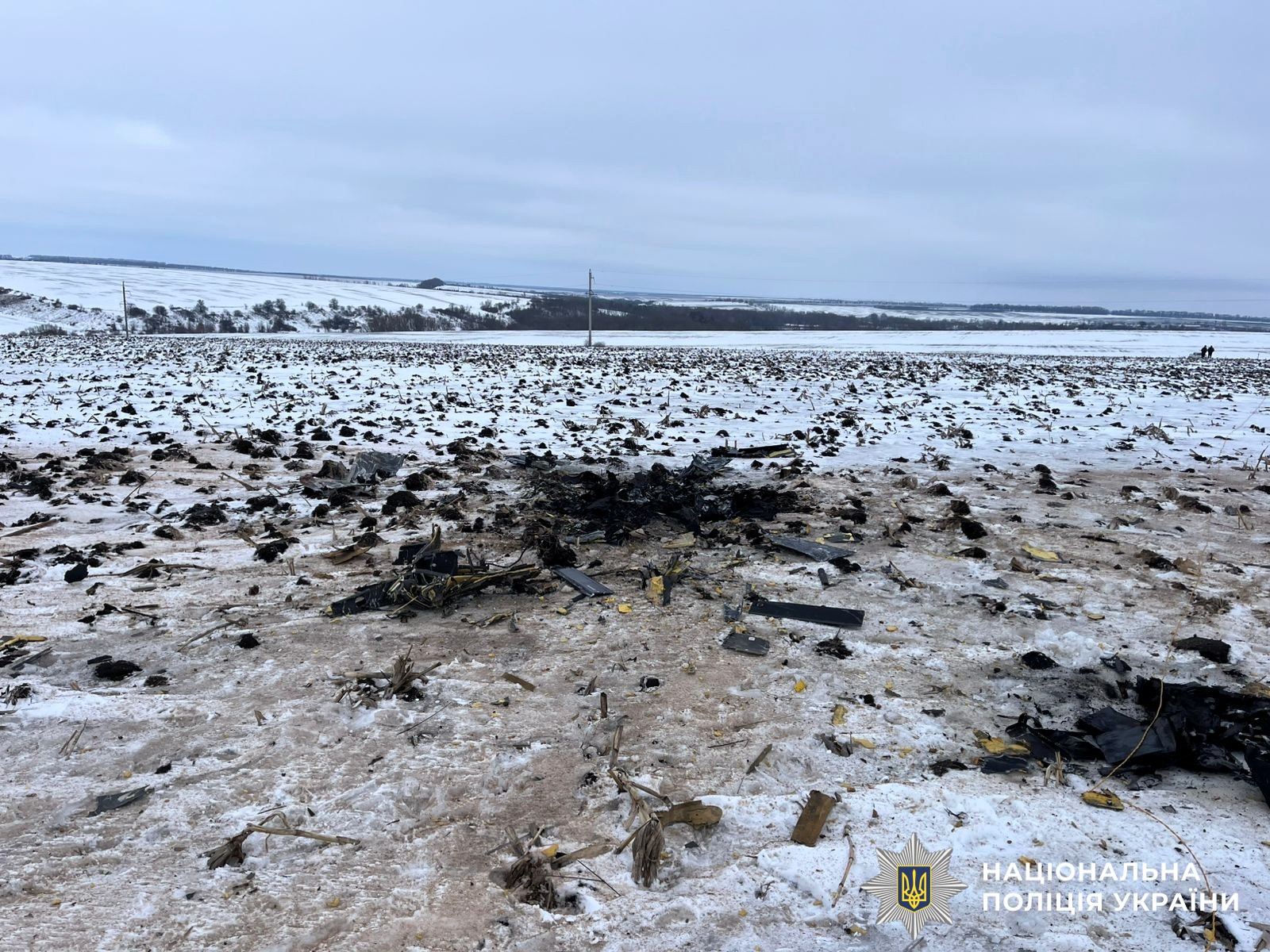17 лютого в поліцію надійшли повідомлення про виявлення у різних районах області фрагментів безпілотників «Герань-2» та ракет «Х-101», збитих силами ППО.

Спеціалісти вибухотехнічної служби спільно з фахівцями ДСНС та інших профільних служб ретельно обстежили території та об’єкти, після чого вилучили уламки задля документування воєнних злочинів та подальшого знищення вибухонебезпечних предметів.

Поліція нагадує громадянам: у випадку виявлення залишків ракет чи дронів, негайно повідомте на спецлінії 102, 101 або органи місцевої влади. Пам’ятайте: самостійні спроби огляду чи переміщення можуть бути смертельно небезпечними!
