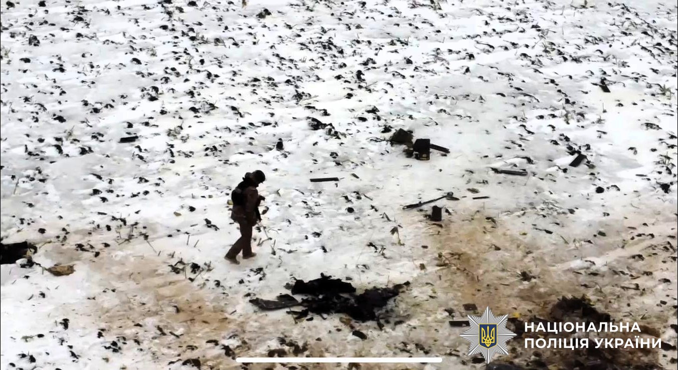 17 лютого в поліцію надійшли повідомлення про виявлення у різних районах області фрагментів безпілотників «Герань-2» та ракет «Х-101», збитих силами ППО.

Спеціалісти вибухотехнічної служби спільно з фахівцями ДСНС та інших профільних служб ретельно обстежили території та об’єкти, після чого вилучили уламки задля документування воєнних злочинів та подальшого знищення вибухонебезпечних предметів.

Поліція нагадує громадянам: у випадку виявлення залишків ракет чи дронів, негайно повідомте на спецлінії 102, 101 або органи місцевої влади. Пам’ятайте: самостійні спроби огляду чи переміщення можуть бути смертельно небезпечними!