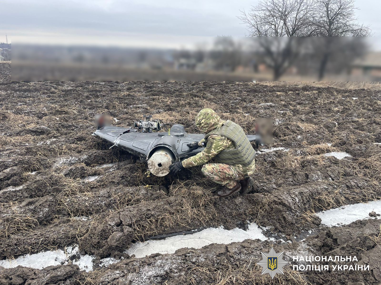 Вибухотехнік працює