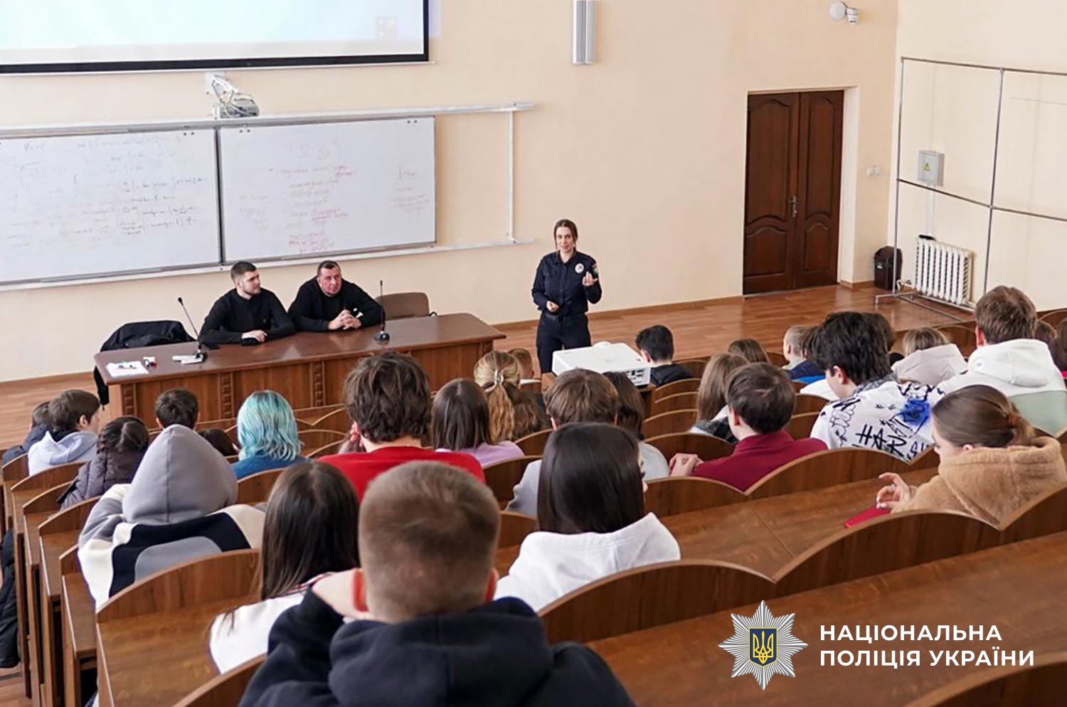 Ветерани та поліцейська проводять лекцію в аудиторії