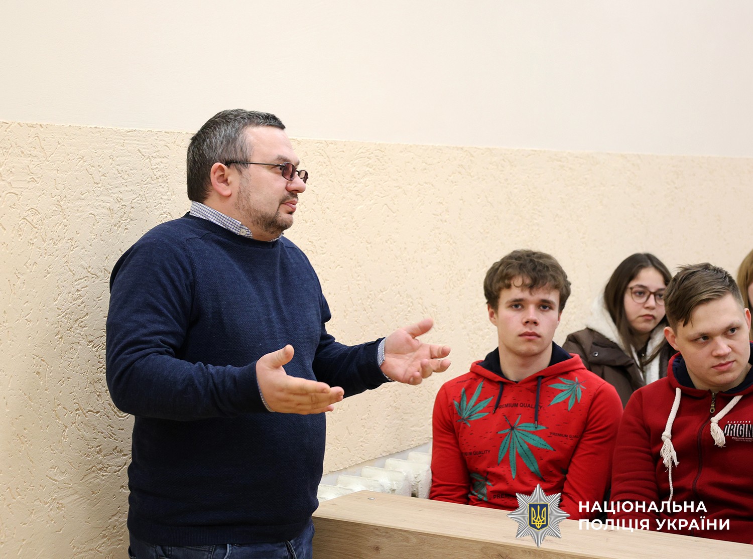 Викладач спілкується з іншими учасниками заходу