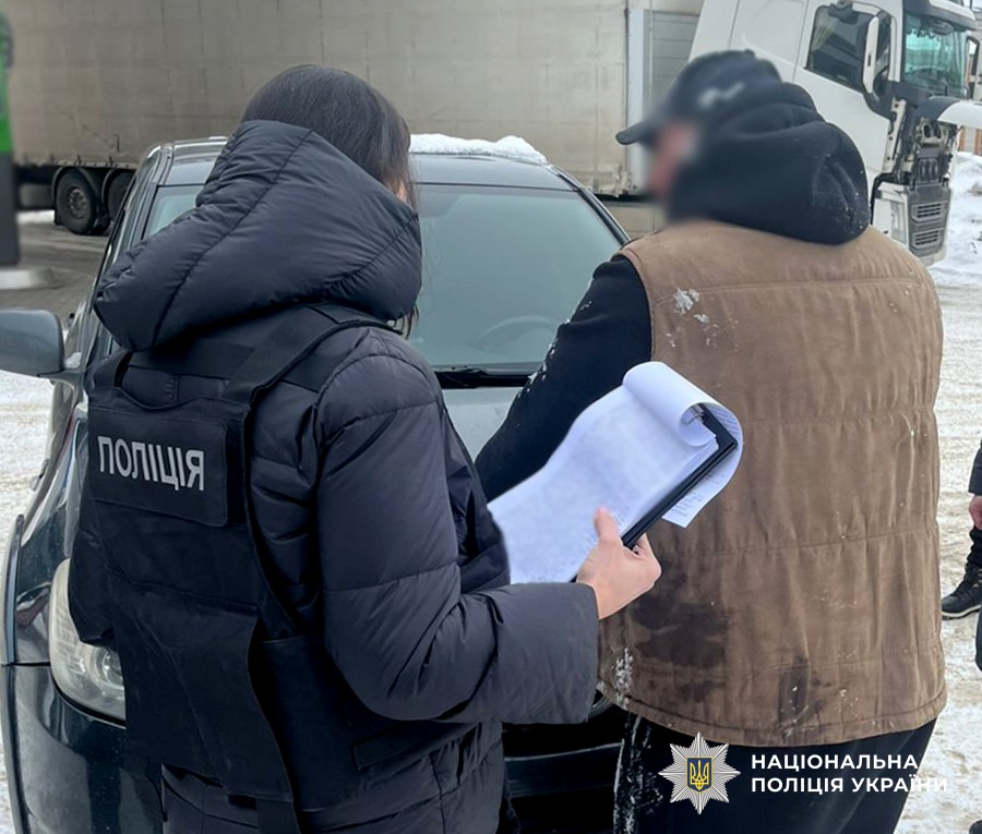 На Житомирщині викрили схему «інвалідність за $10 тисяч»: двох чоловіків затримали під час отримання хабаря