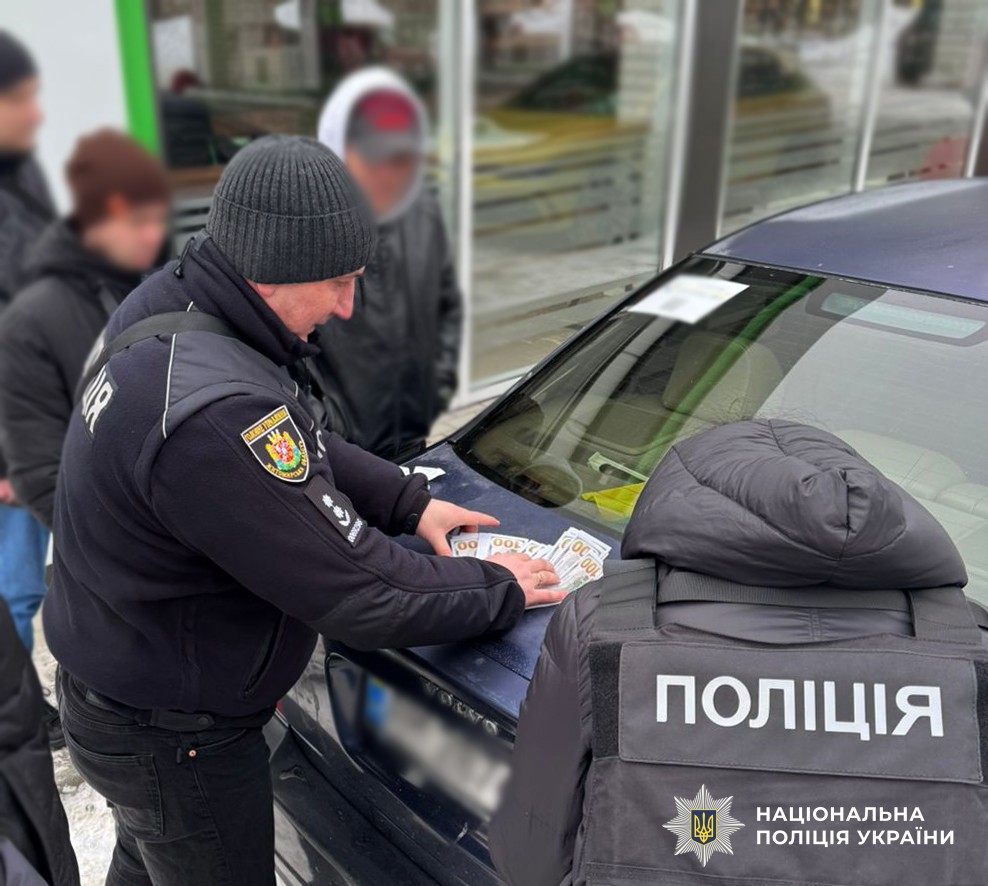 На Житомирщині викрили схему «інвалідність за $10 тисяч»: двох чоловіків затримали під час отримання хабаря