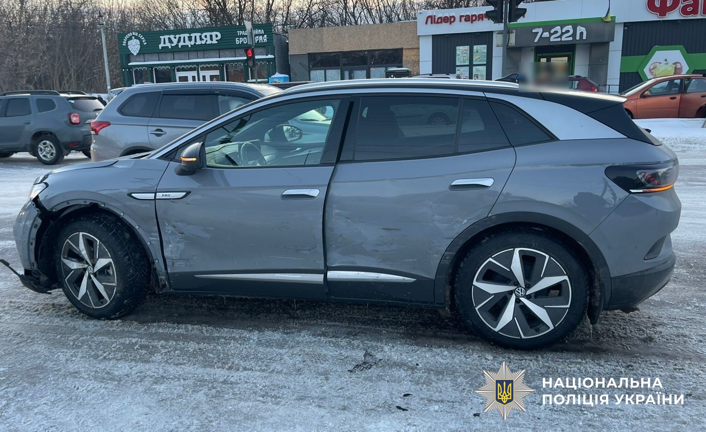 Пошкоджений автомобіль на місці ДТП