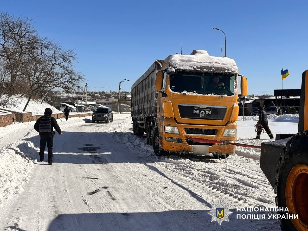 Поліцейські надають допомогу