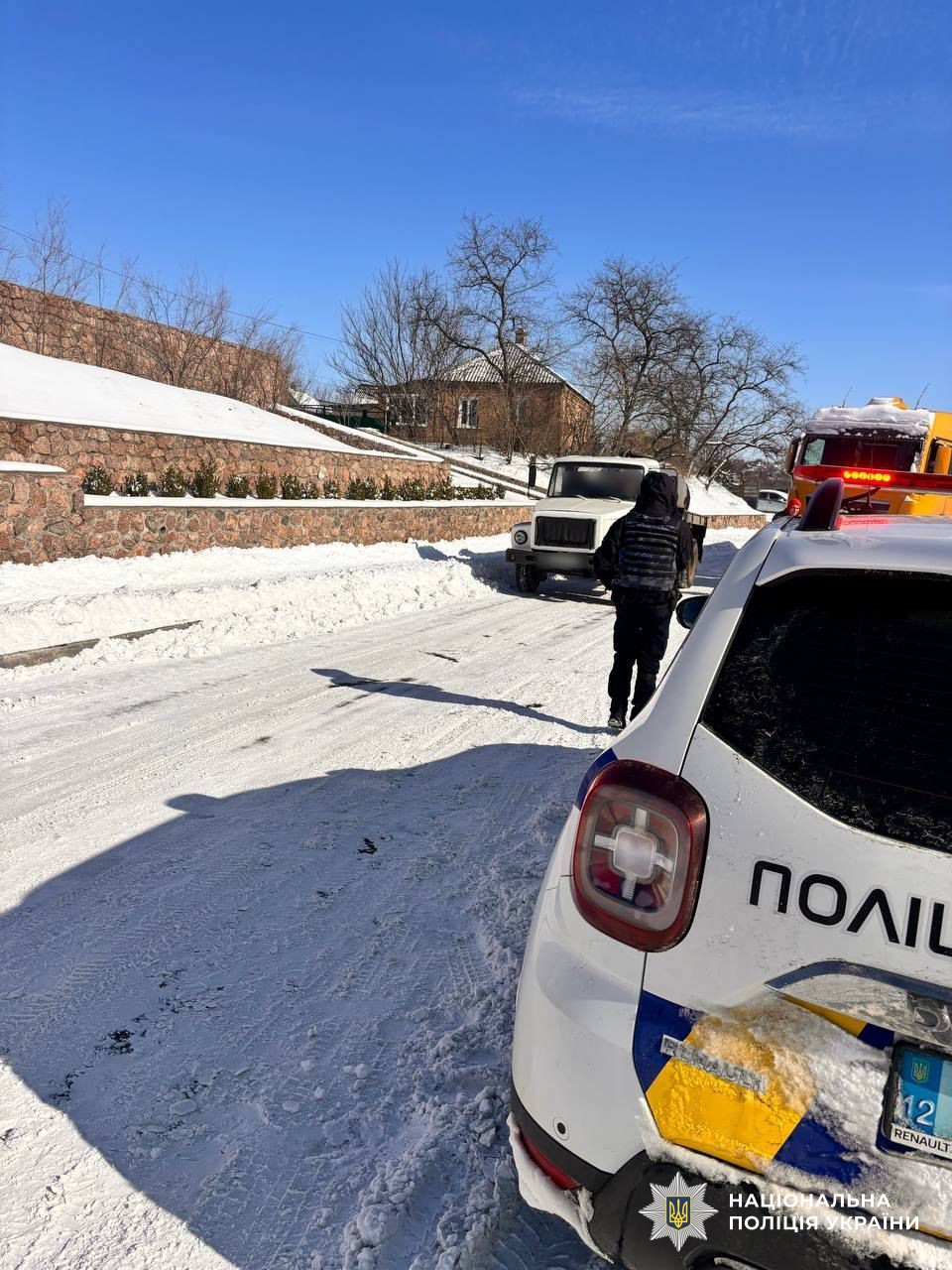 Поліцейські надають допомогу населенню