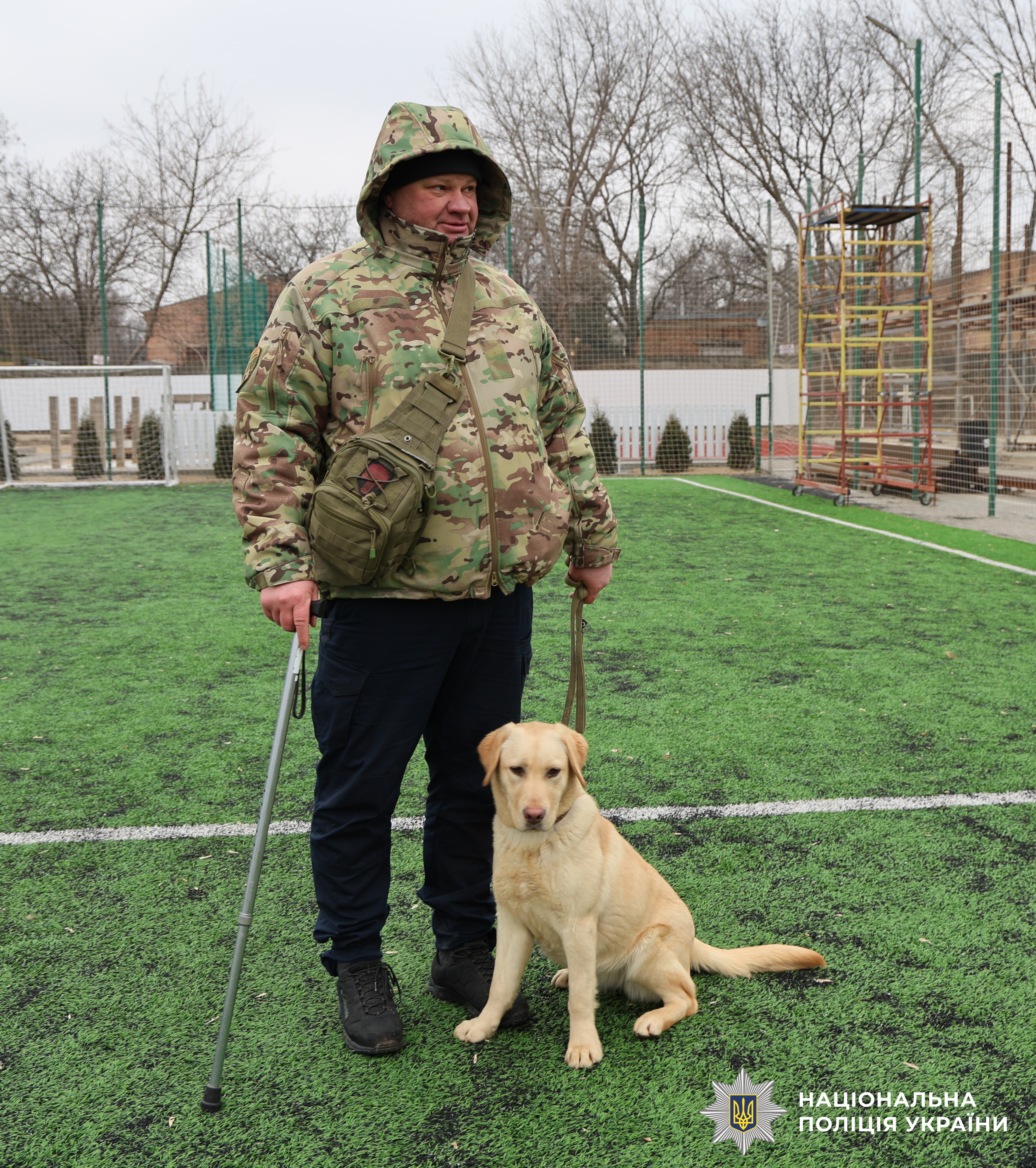 Кінолог зі службовою собакою