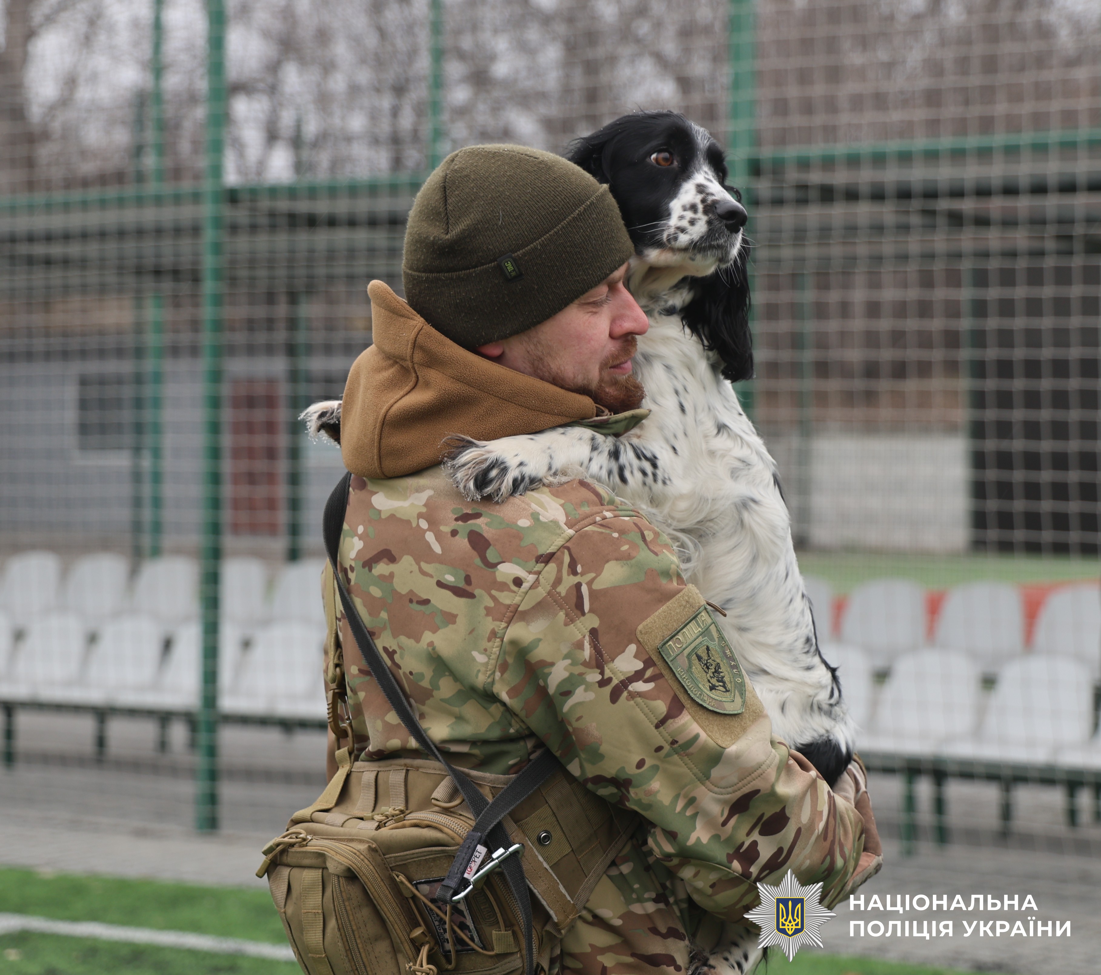 кінолог зі службовою собакою