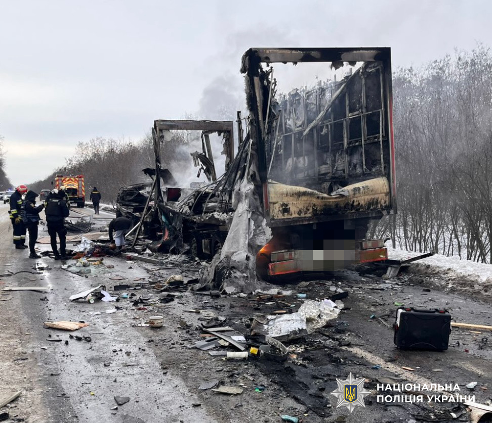 Обгорілий автопоїзд на місці ДТП