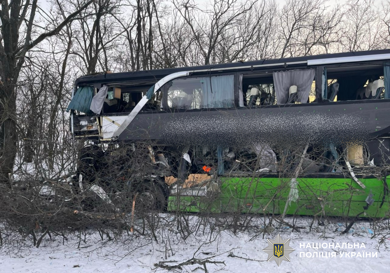 Пошкоджений автобус на місці дтп