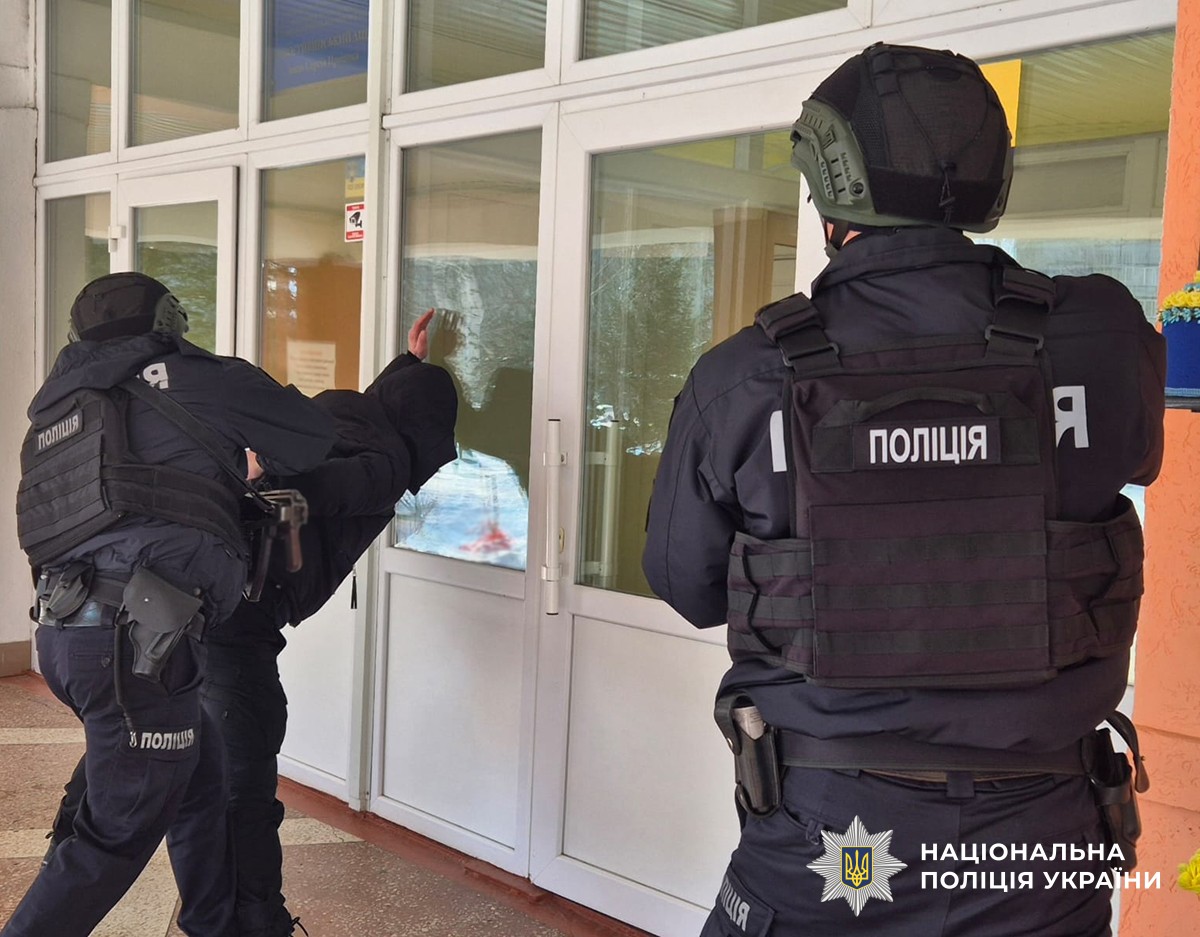 Поліцейські проводять затримання зловмисника