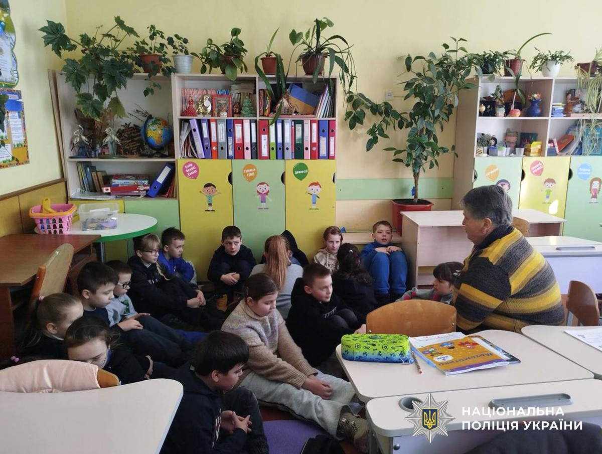 Діти сидять на підлозі в безпечному місці в класі