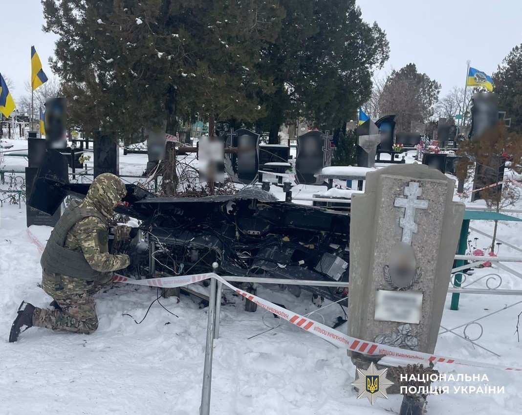 Вибухотехнік працює